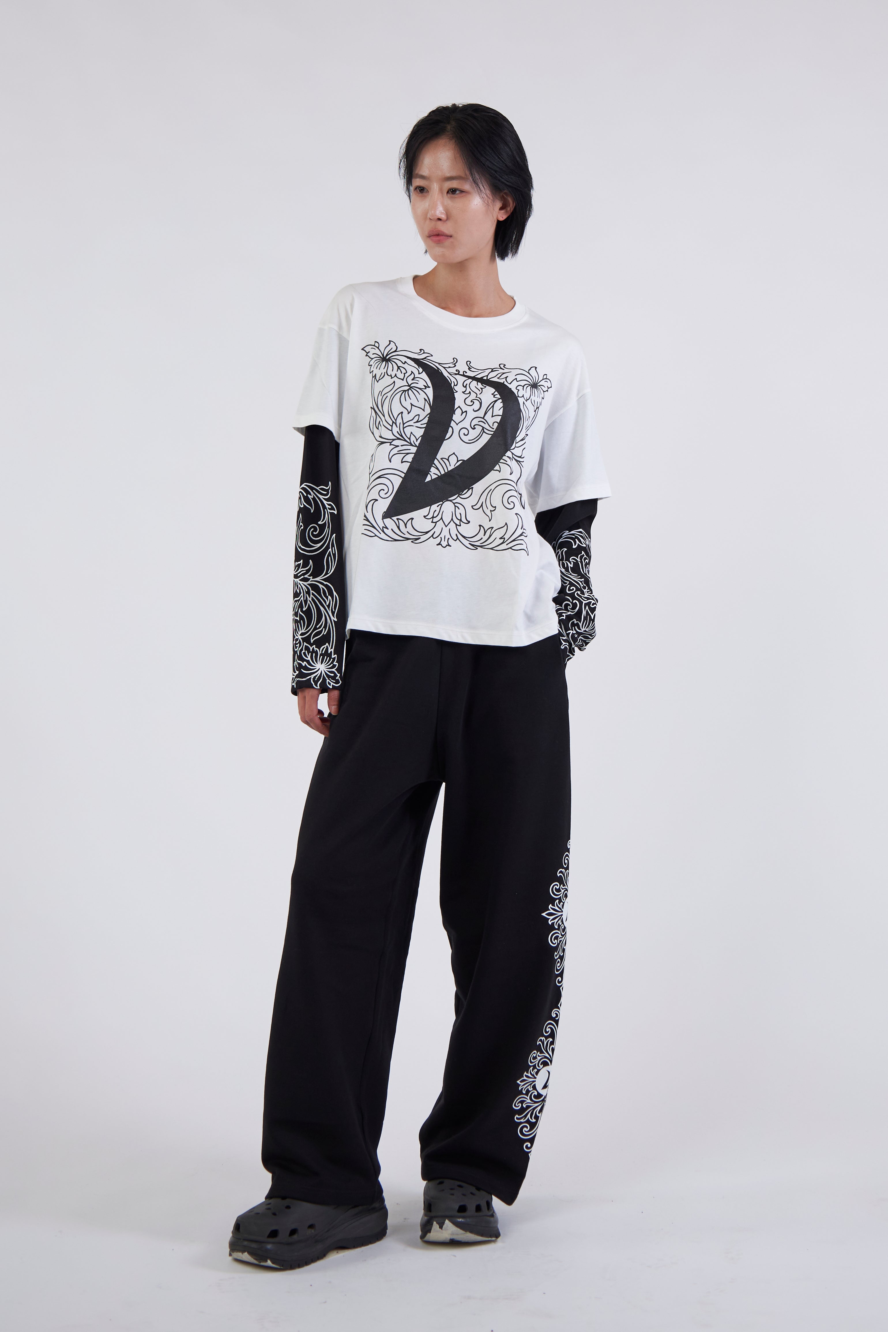 LONGSLEEVE BLACK AND WHITE