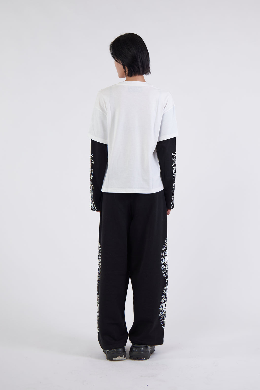 LONGSLEEVE BLACK AND WHITE